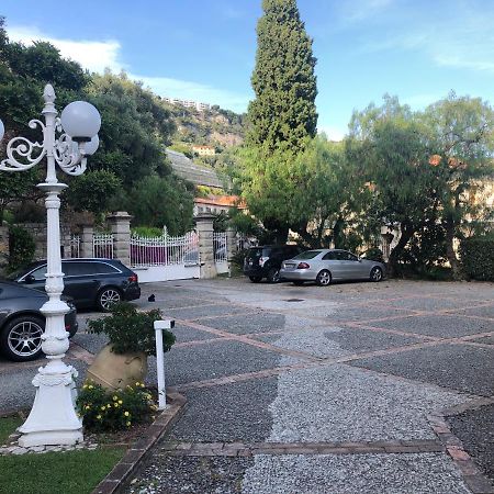 Appartamento Nella Torre Грималди Екстериор снимка